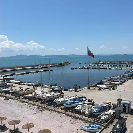 студиа при американеца Hotel *