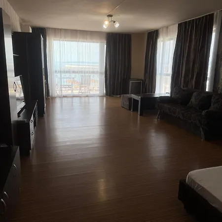 Hotel студиа при американеца *